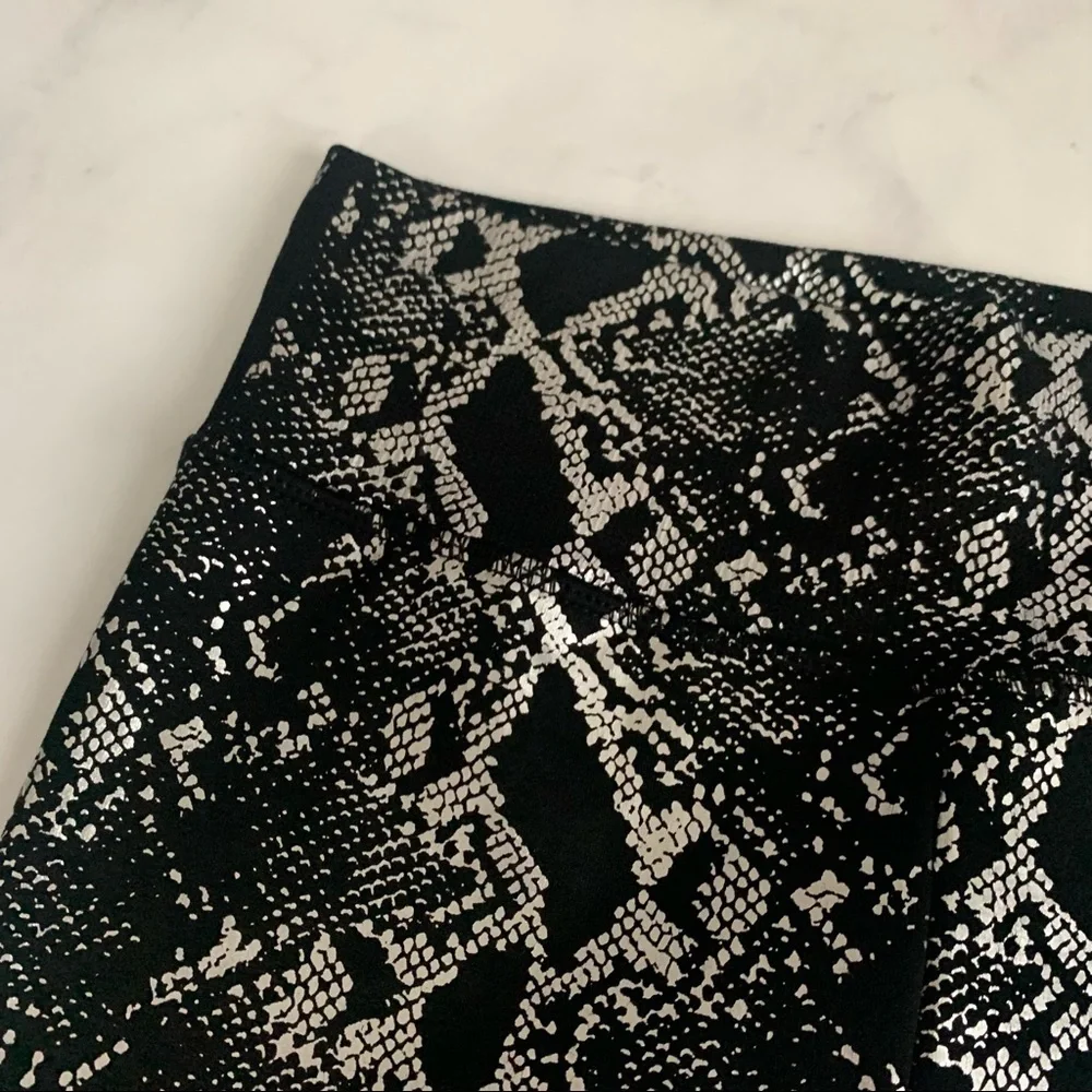 NWOT Zenana Metallic Reptile Print Fleece Lined Leggings
